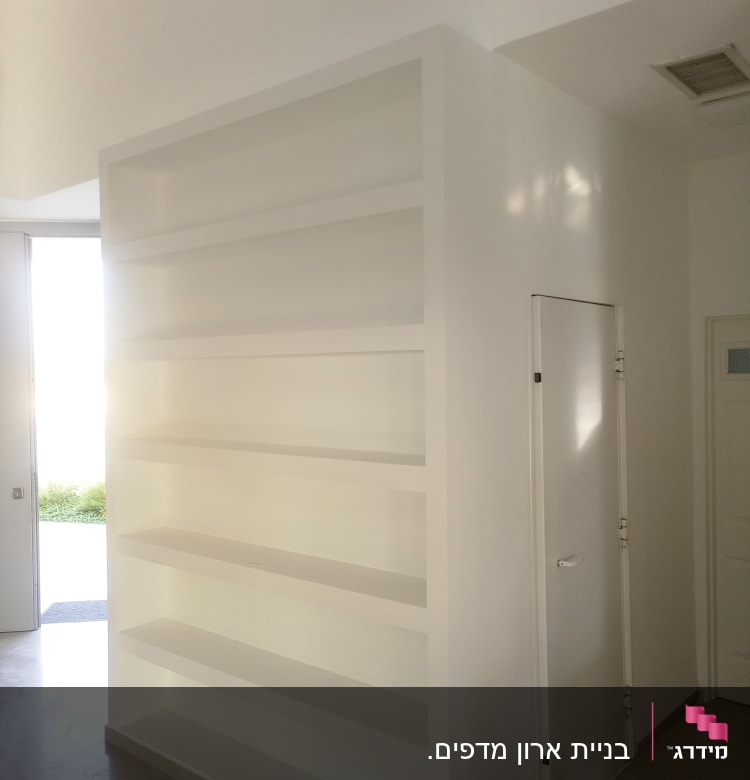 קיר גבס עם מדפים מובנים